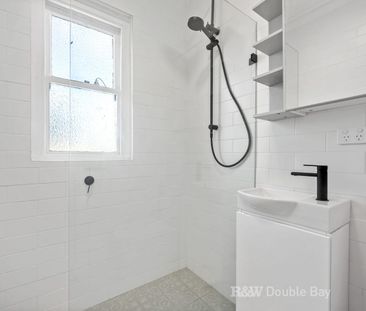 Sunny 1 Bedroom Apartment in Ultra Convenient Location - Photo 5