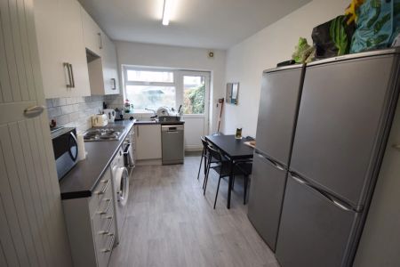 To Rent Madison Avenue, Springbourne, Bournemouth, BH1 £2,800 pcm Tenancy Info - Photo 2