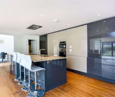 A barn style, 3-4 bedroom family home, finished to a high standard ... - Photo 4