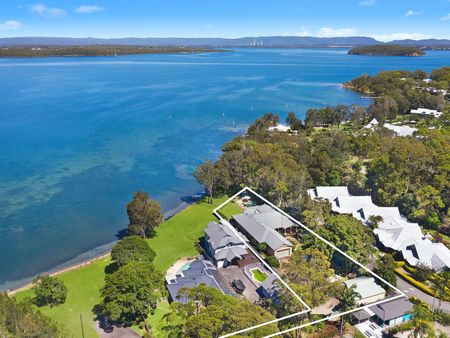 Fully Furnished Home, a short walk to Lake MacQuarie & Cams Wharf Tavern - Photo 3