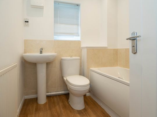 2 bedroom mid terrace to let - Photo 1