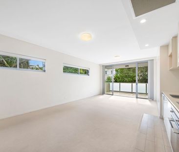 Spacious & Stylish Apartment In Convenient Location - Photo 1