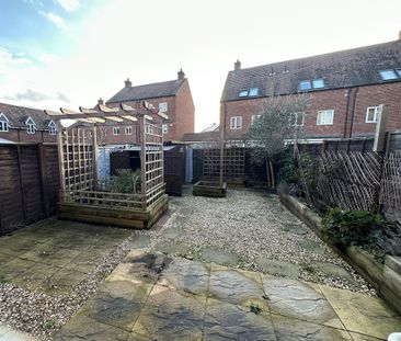 Available 3 Bed House - semi-detached - Photo 5