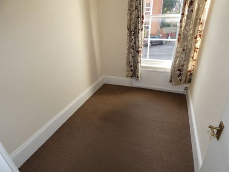 2 bed Apartment - To Let - Photo 4