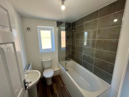 3 bedroom semi-detached house to rent - Photo 5