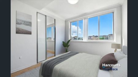 “Stunning 3 Bedroom Unit” - Photo 2