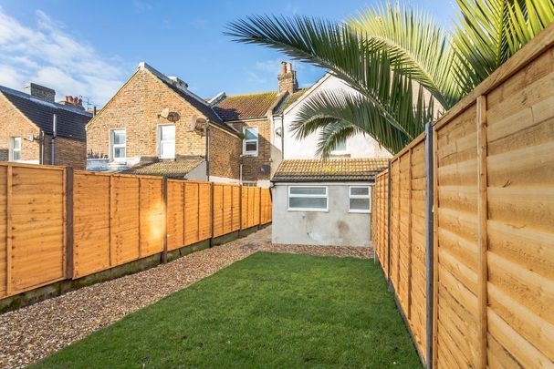 1 bedroom in a house share to rent - Photo 1