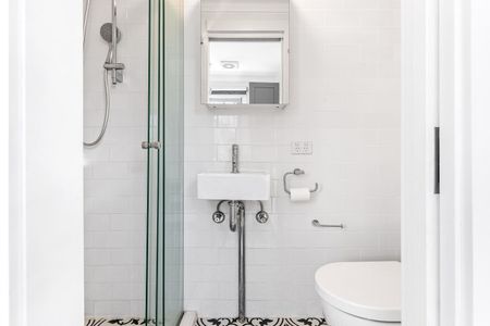 Cosy & Fully Furnished Self-Contained Studio – Utilities Included - Photo 3