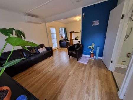 Charming Titirangi 1BR granny flat w/ Deck! - Photo 4