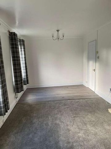 Circular Drive, Renishaw, S21 - Photo 5