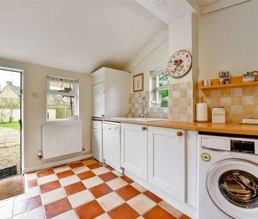 Beautifully presented two bedroom semi-detached cottage in the heart of Quenington. - Photo 4