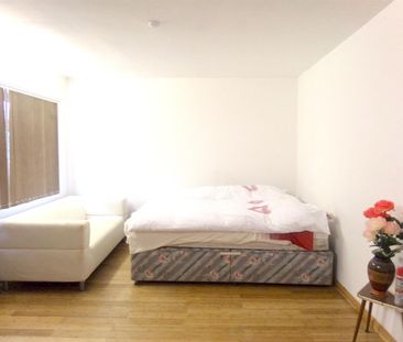 Longford Gardens, Hayes, Middlesex - Photo 2