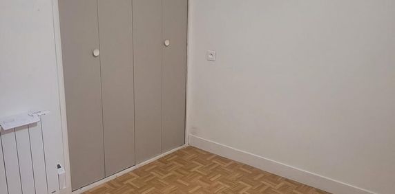 Au 1er étage sans ascenseur, un appartement comprenant: cuisine dinatoire aménagée et équipée, ... - Photo 2