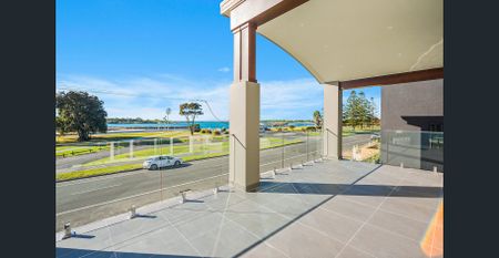 COMFORTABLE LAKESIDE LIVING WITH PRACTICAL INTERNAL FEATURES - Photo 5