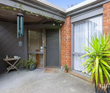 3 Bedroom Home set amongst a native garden. - Photo 4
