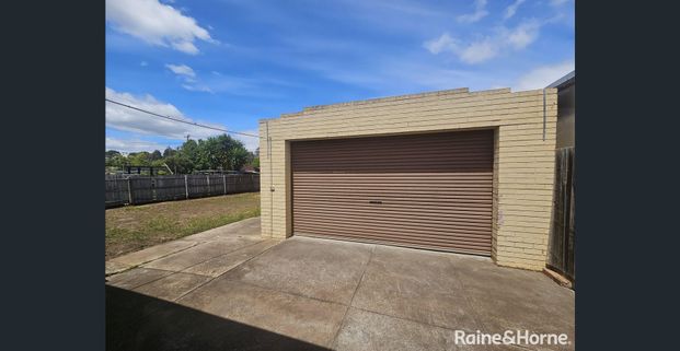 Charming Family Home in the heart of Melton! - Photo 1