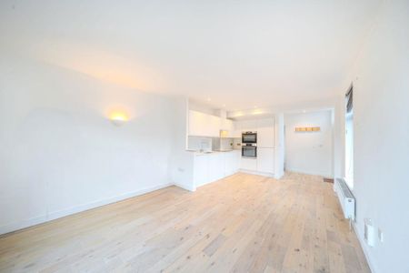 3 bedroom flat to rent - Photo 5