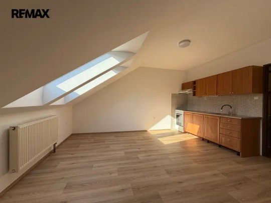 Pronájem moderního bytu 2+kk s balkonem, ihned k nastěhování - Photo 1