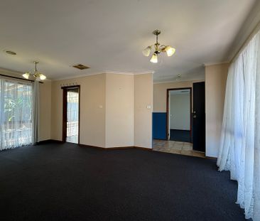 8 Frances Crescent, Cranbourne North VIC - Photo 3
