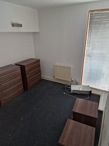 4 Bed Flat, Electric Wharf, CV1 - Photo 3