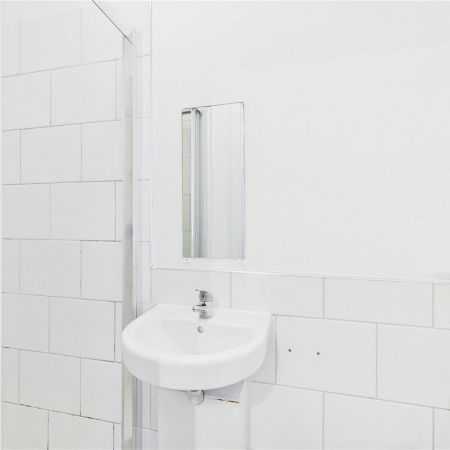 Flat 1, Room 2, - Photo 4