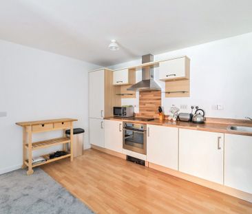 2 Bedroom Flat / Apartment - Canute Road, Southampton - Photo 1