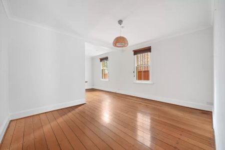 Charming home in desirable location - Photo 3