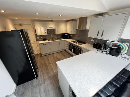 5 bedroom end of terrace house to rent - Photo 4