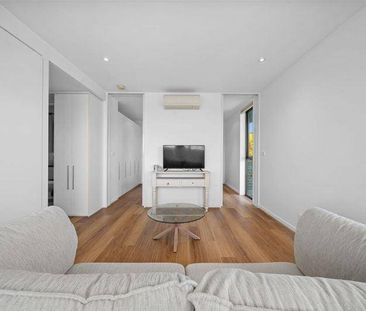 Lowanna St - architectural award winning apartment - Photo 2