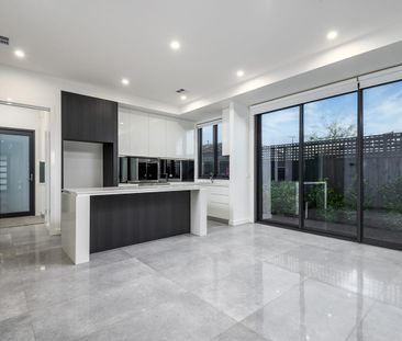 Modern & Newish Art Deco Bayside Beauty - Photo 6