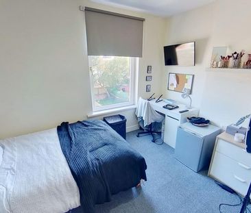 4 bedroom end of terrace house to rent - Photo 4