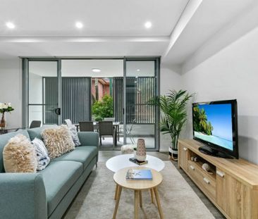 Modern 1 Bedroom Apartment with Courtyard - Photo 1