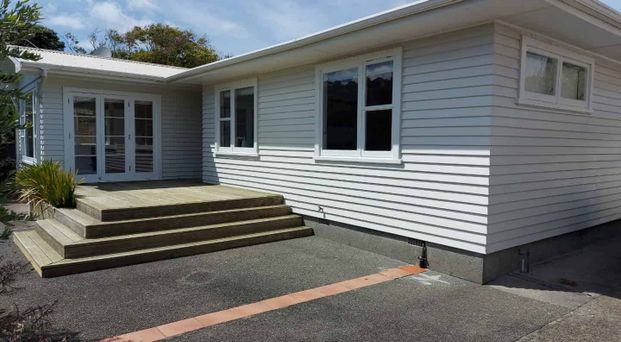 Private and sunny family home - Photo 1