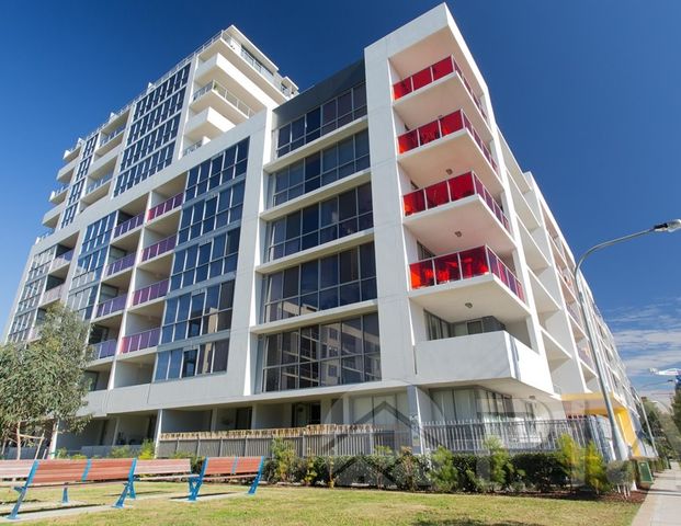 Entry via John St, Luxurious Split-Level Apartment in Mascot - Photo 1