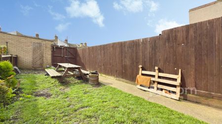Terraced House to rent - Crusoe Road, Erith, DA8 - Photo 5