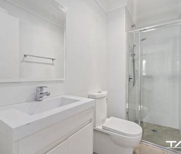 LOCATION LOCATION LOCATION! - Photo 6