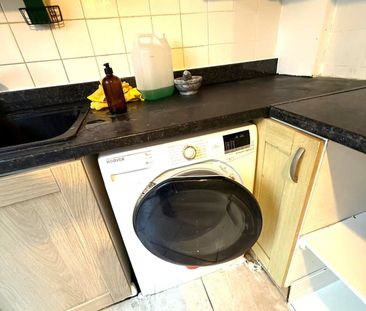 Four bedroom house ideal for working families- 2550 pcm - Photo 3