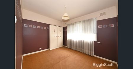 Charming Family Home in a Prime Glen Waverley Location - Photo 4