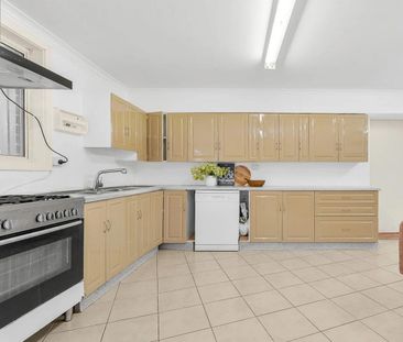 SIMPLE LIVING - UTILITIES INCLUDED - Photo 3
