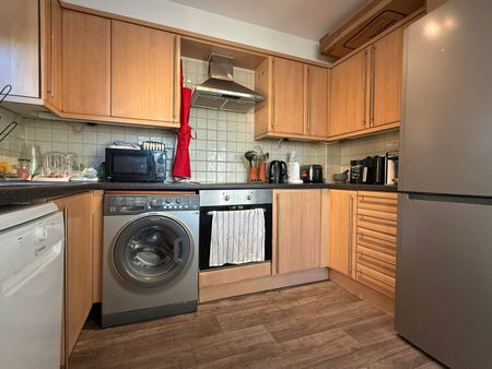 2 Bed Flat, Brook Square, SE18 - Photo 5