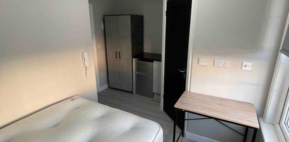 Modern, Bright Rooms with Private En-Suites - Photo 2