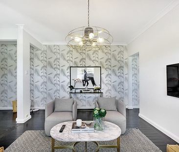 Modern Art Deco Apartment In A Cosmopolitan Harbour Village Setting - Photo 2