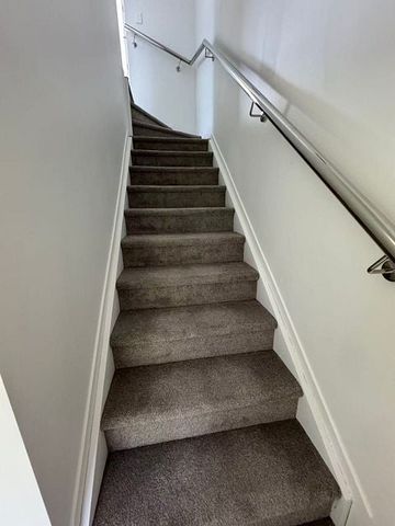 Chic 2BR Townhouse in Greenhithe! - Photo 5