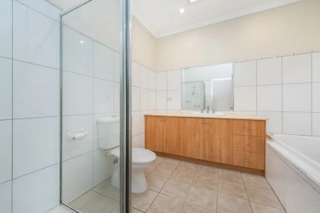 Spacious & Peacefully Positioned Villa in Prime Hadfield Location - Photo 5