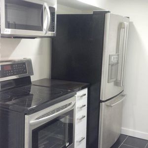 ** COMPLETELY RENOVATED LUXURY ** - Photo 3