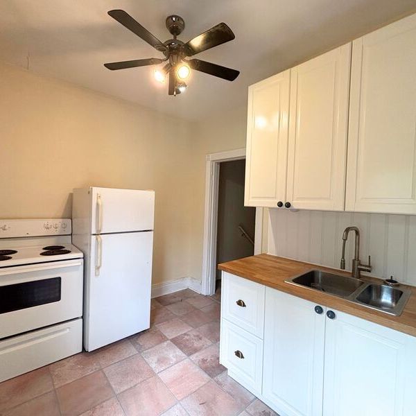 $1,599 / 3 br / 1 ba / 44 Spring st #upper - Photo 1