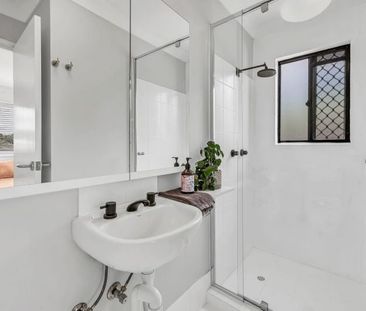 Furnished Tri-Level Home Between Chirn Park & The Broadwater - Photo 2