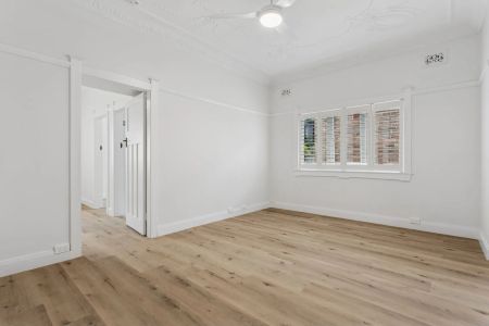 Renovated Beach Front One Bedroom Apartment with study/2nd bedroom - Photo 5