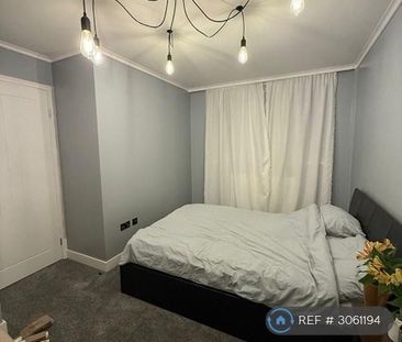 1 bedroom in a flat share to rent - Photo 3