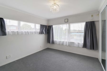 Spacious Family Home Prime Pakuranga Location! - Photo 5